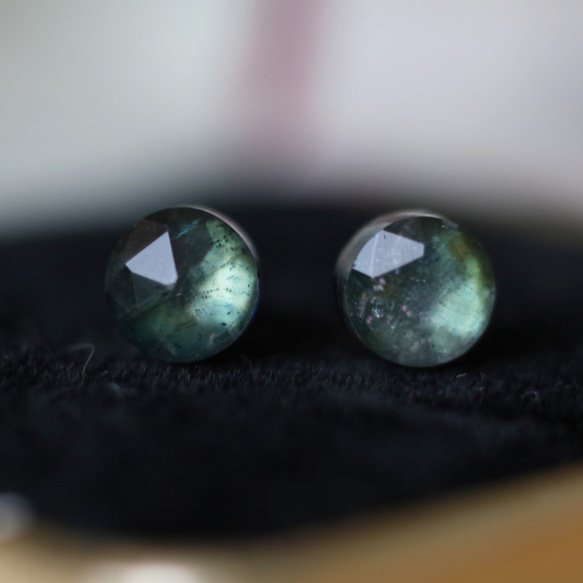 [再次上架] 寶石品質拉長石 x 水晶耳環（6 毫米，醫用不鏽鋼） 第3張的照片