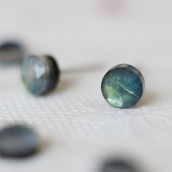 [再次上架] 寶石品質拉長石 x 水晶耳環（6 毫米，醫用不鏽鋼） 第4張的照片