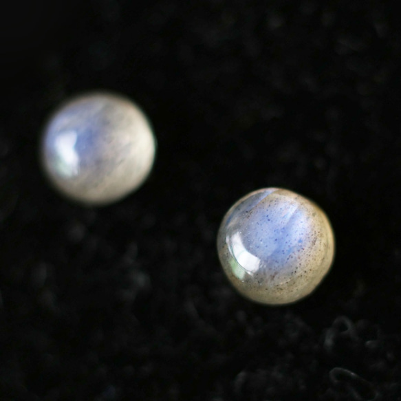 【再版】宝石質ラブラドライトのスタッドピアス（6mm・サージカルステンレス） 4枚目の画像