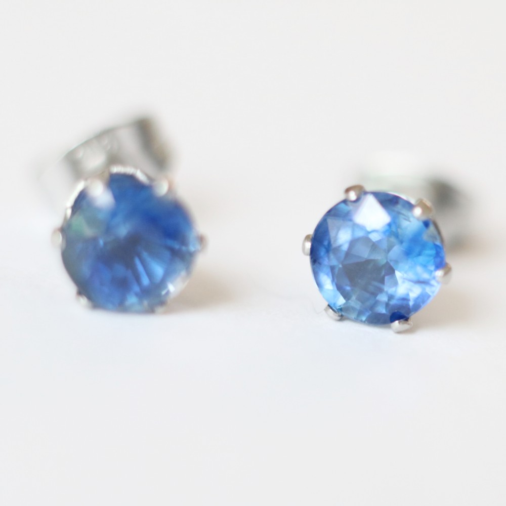 【再販】宝石質カイヤナイトのファセットカット・スタッドピアス（6mm・サージカルステンレス）