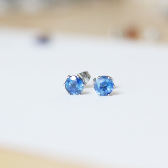 【再販】宝石質カイヤナイトのファセットカット・スタッドピアス（6mm・サージカルステンレス） 2枚目の画像