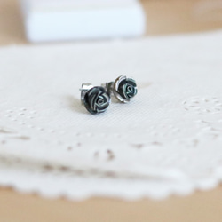 【補貨】玫瑰形黑色貝殼耳環（8毫米，醫用不鏽鋼） 第2張的照片