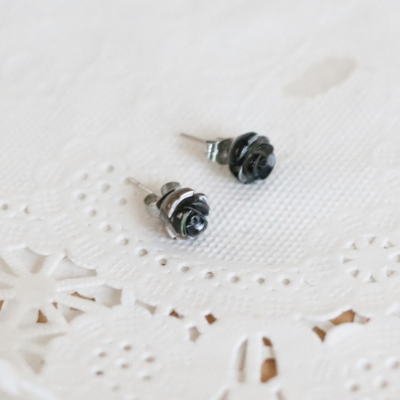 【補貨】玫瑰形黑色貝殼耳環（8毫米，醫用不鏽鋼） 第4張的照片