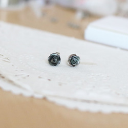 【補貨】玫瑰形黑色貝殼耳環（8毫米，醫用不鏽鋼） 第5張的照片