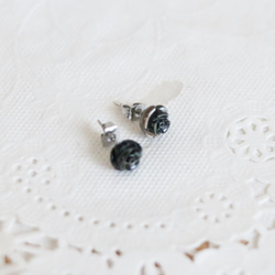 【補貨】玫瑰形黑色貝殼耳環（8毫米，醫用不鏽鋼） 第6張的照片