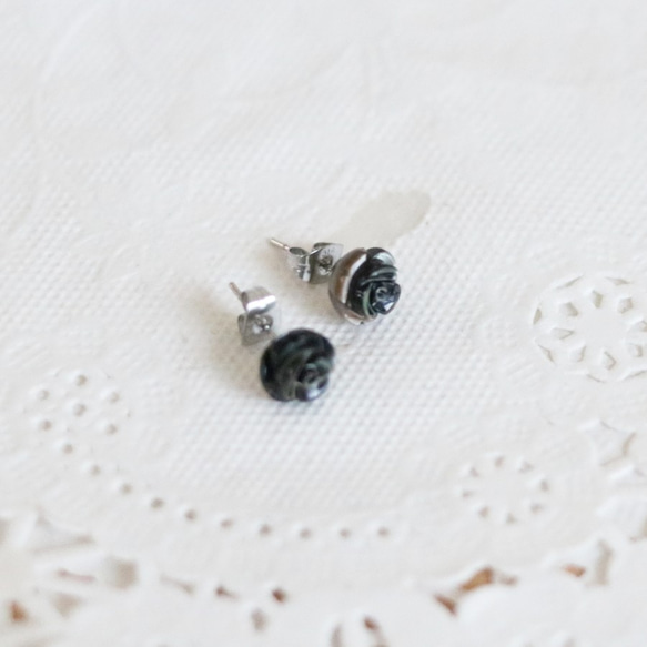 【補貨】玫瑰形黑色貝殼耳環（8毫米，醫用不鏽鋼） 第6張的照片