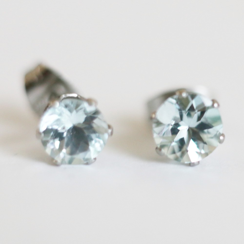 【再販】宝石質アクアマリンのファセットカット・スタッドピアス（6mm・サージカルステンレス）