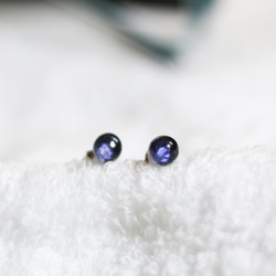 【再販】宝石質アイオライトのスタッドピアス（6mm、サージカルステンレス） 1枚目の画像