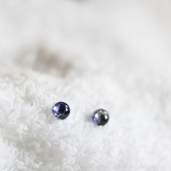 【再販】宝石質アイオライトのスタッドピアス（6mm、サージカルステンレス） 4枚目の画像
