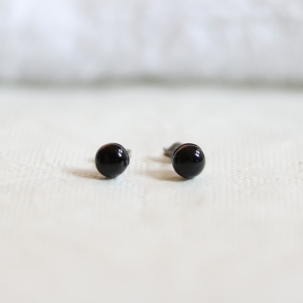 再販】ブラックオニキスのスタッドピアス（6mm・サージカル