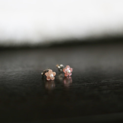 ピンクシェル×フラワーのスタッドピアス - 桜花 -（6mm・サージカルステンレス） 1枚目の画像