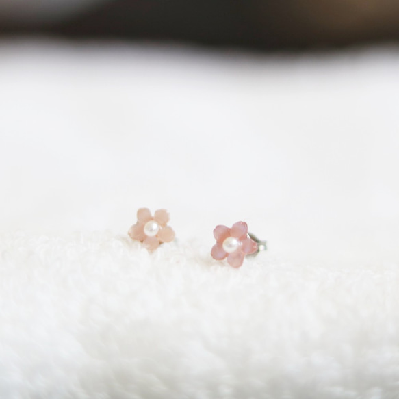 ピンクシェル×フラワーのスタッドピアス - 桜花 -（6mm・サージカルステンレス） 2枚目の画像