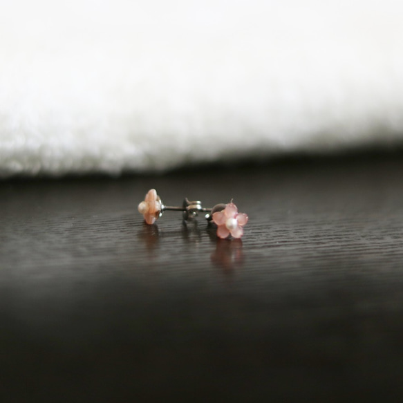 ピンクシェル×フラワーのスタッドピアス - 桜花 -（6mm・サージカルステンレス） 4枚目の画像