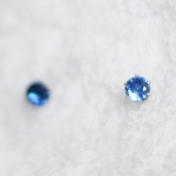 【再販】宝石質カイヤナイトのファセットカット・スタッドピアス（4mm・サージカルステンレス） 4枚目の画像