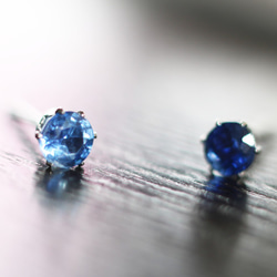 【再販】宝石質カイヤナイトのファセットカット・スタッドピアス（4mm・サージカルステンレス） 5枚目の画像