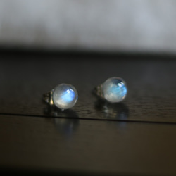 （一点もの）宝石質レインボームーンストーンのスタッドピアス（7mm・サージカルステンレス） 1枚目の画像
