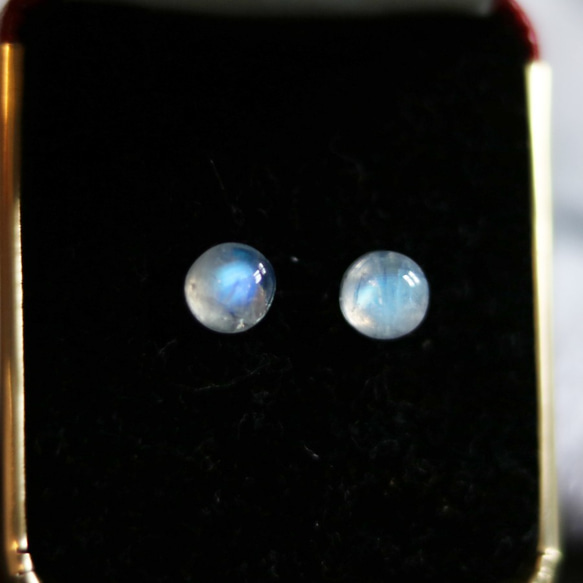 （一点もの）宝石質レインボームーンストーンのスタッドピアス（7mm・サージカルステンレス） 5枚目の画像