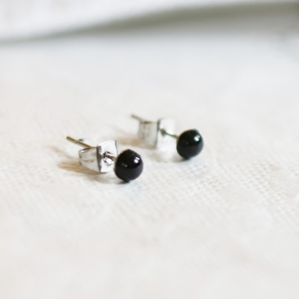 [補貨] 黑瑪瑙耳環（4毫米，醫用不鏽鋼） 第1張的照片