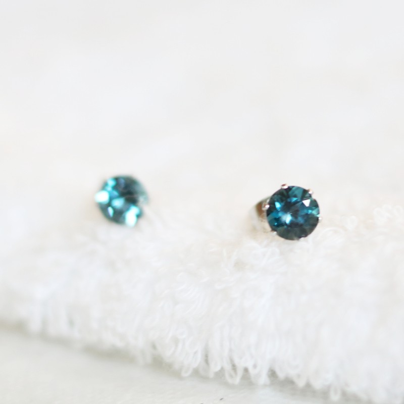【再販】宝石質ロンドンブルートパーズのファセットカット・スタッドピアス（6mm・サージカルステンレス）