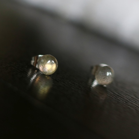 （一点もの）宝石質ラブラドライトのスタッドピアス（6mm・サージカルステンレス） 1枚目の画像