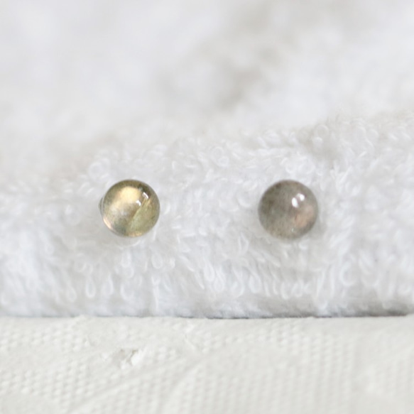 （一点もの）宝石質ラブラドライトのスタッドピアス（6mm・サージカルステンレス） 2枚目の画像