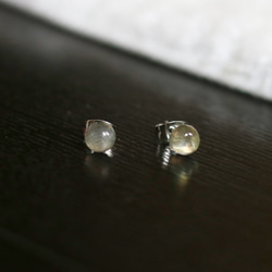 （一点もの）宝石質ラブラドライトのスタッドピアス（6mm・サージカルステンレス） 4枚目の画像