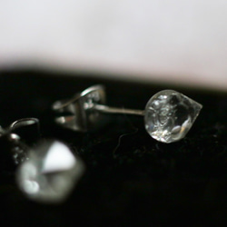 （一点もの）ハーキマーダイヤモンドのスタッドピアス（7mm・サージカルステンレス） 2枚目の画像