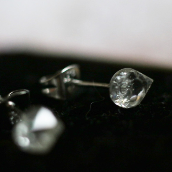 （一点もの）ハーキマーダイヤモンドのスタッドピアス（7mm・サージカルステンレス） 2枚目の画像