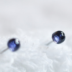 【再販】宝石質アイオライトのスタッドピアス（4mm・サージカルステンレス） 1枚目の画像
