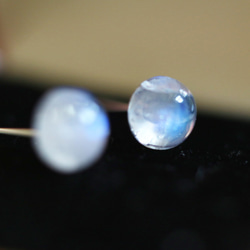 【再販】宝石質レインボームーンストーンのスタッドピアス（6mm・サージカルステンレス） 1枚目の画像