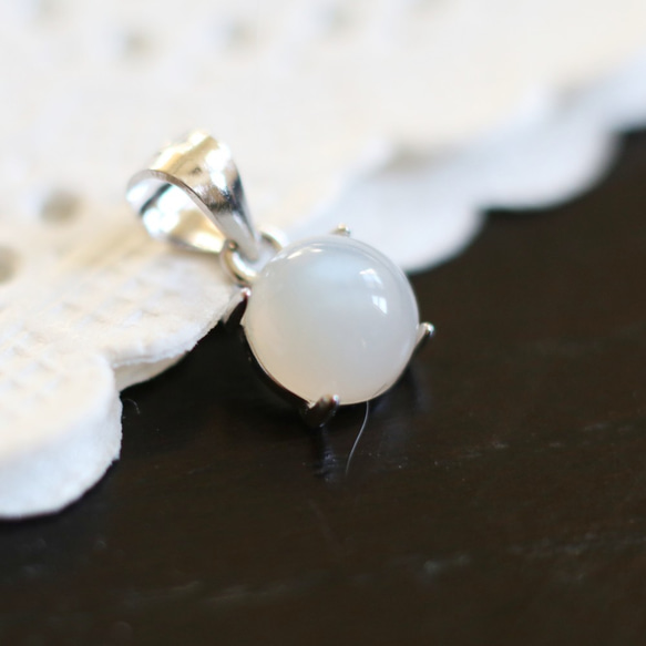 （一点もの・Silver925）宝石質ホワイトムーンストーンのペンダントトップ（6mm） 1枚目の画像