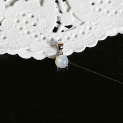 （一点もの・Silver925）宝石質ホワイトムーンストーンのペンダントトップ（6mm） 2枚目の画像