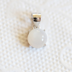（一点もの・Silver925）宝石質ホワイトムーンストーンのペンダントトップ（6mm） 3枚目の画像
