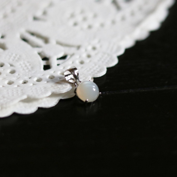 （一点もの・Silver925）宝石質ホワイトムーンストーンのペンダントトップ（6mm） 4枚目の画像