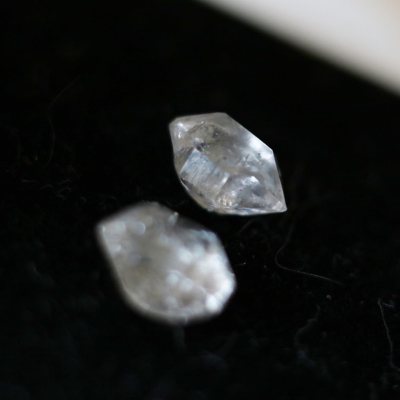 （一点もの）ハーキマーダイヤモンドのスタッドピアス（9mm・サージカルステンレス） 2枚目の画像