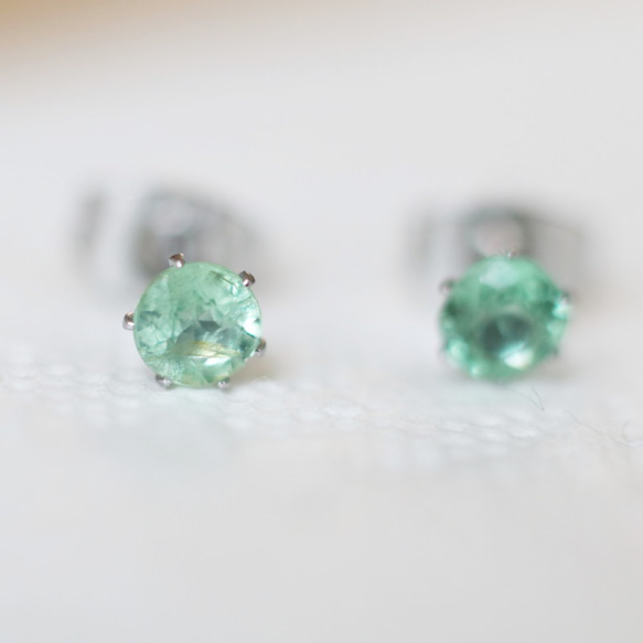 【再販】宝石質グリーンカイヤナイトのファセットカット・スタッドピアス（4mm・サージカルステンレス） 2枚目の画像