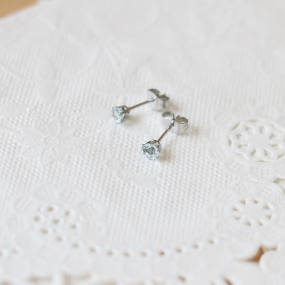 [再次上架] 寶石級海藍寶石刻面切割耳環（4 毫米，手術不銹鋼） 第3張的照片