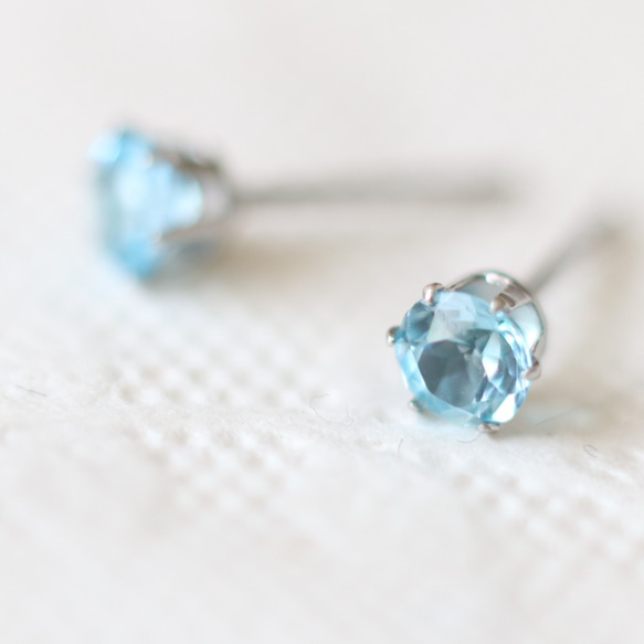 【補貨】寶石級瑞士藍托帕石刻面耳環（4毫米，醫用不鏽鋼） 第1張的照片