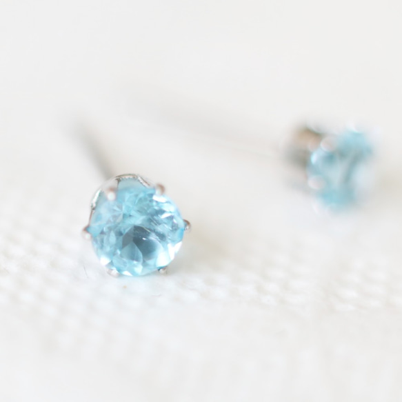 【補貨】寶石級瑞士藍托帕石刻面耳環（4毫米，醫用不鏽鋼） 第2張的照片