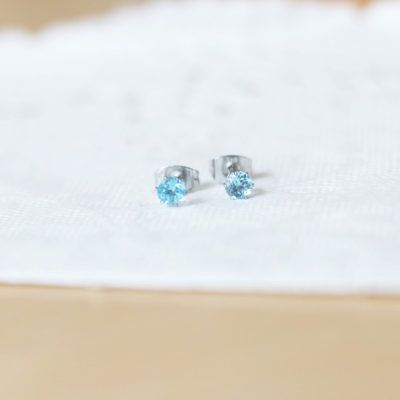 【補貨】寶石級瑞士藍托帕石刻面耳環（4毫米，醫用不鏽鋼） 第3張的照片