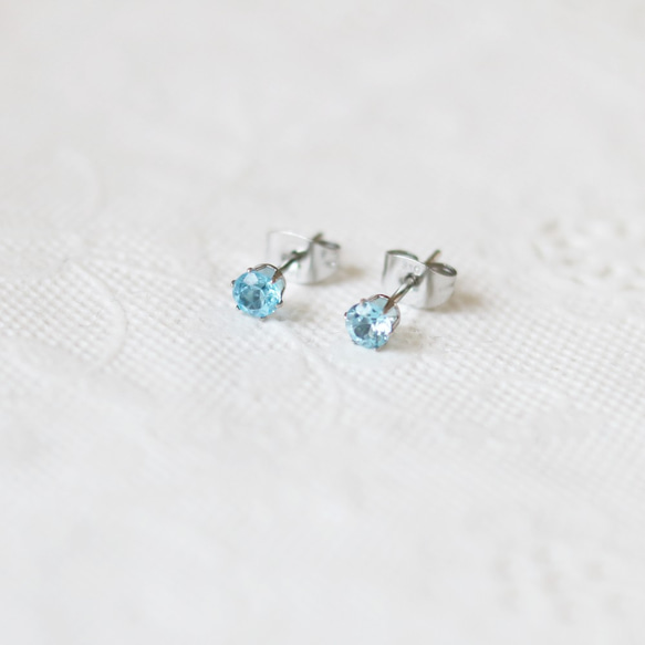 【補貨】寶石級瑞士藍托帕石刻面耳環（4毫米，醫用不鏽鋼） 第5張的照片