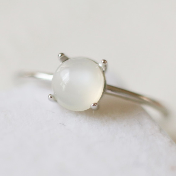 【再販・Silver925】宝石質ホワイトムーンストーンのシルバーリング（6mm） 1枚目の画像