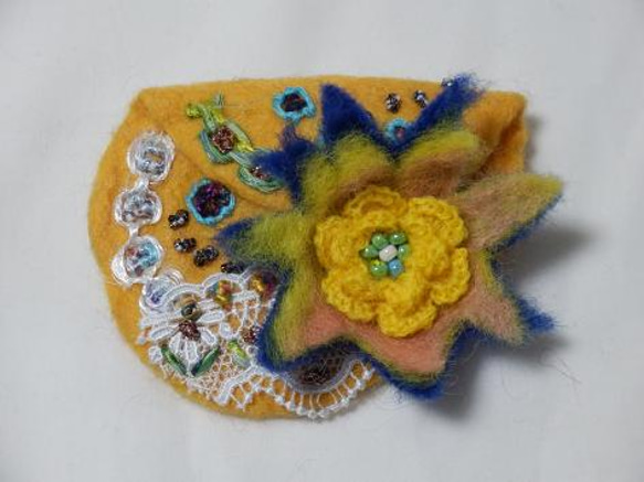 フェルトの花のブローチ　2　(黄色） 1枚目の画像
