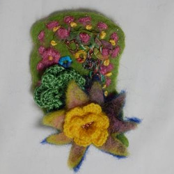 フェルトの花のブローチ　7　（黄緑） 1枚目の画像