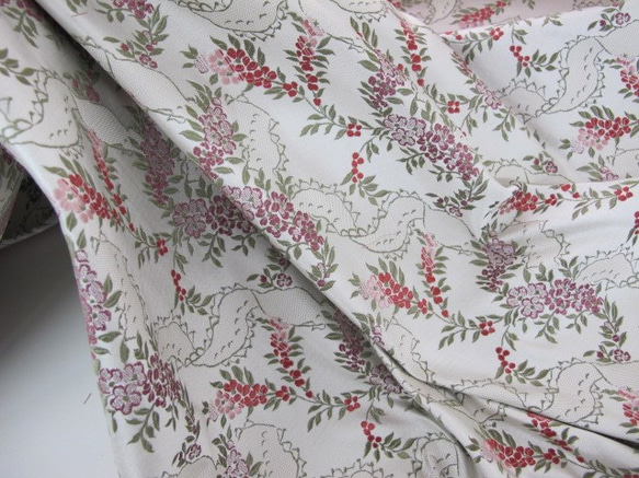 シルク生地　　 フローラルリボン (オフホワイト）ジャガード織り 4枚目の画像