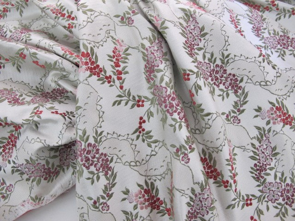 シルク生地　　 フローラルリボン (オフホワイト）ジャガード織り 6枚目の画像