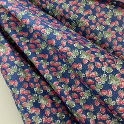 シルク生地　ジャガード織り　イチゴ柄（ブルー） 5枚目の画像