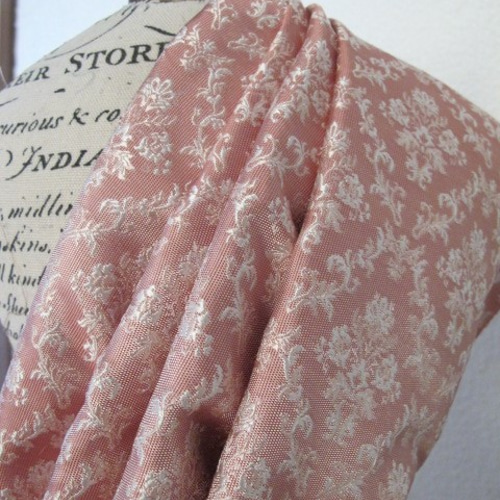 【大判】Bフランスアンティーク　ジャガード織り　ジャカード　生地　サーモンピンク シルク生地 サラサ柄(ピンク）ジャガード織 生地 GEMELLO ANTIQUES