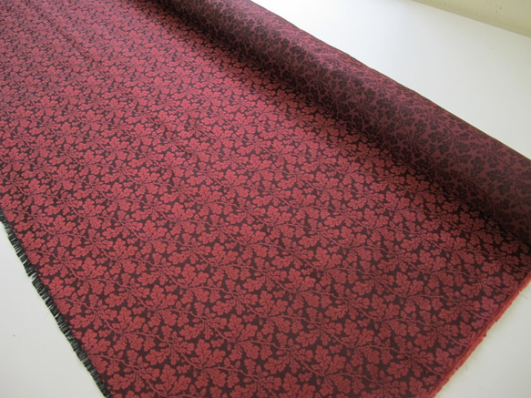 シルク生地　どんぐり柄　（クリムゾンレッド）ジャガード織 2枚目の画像