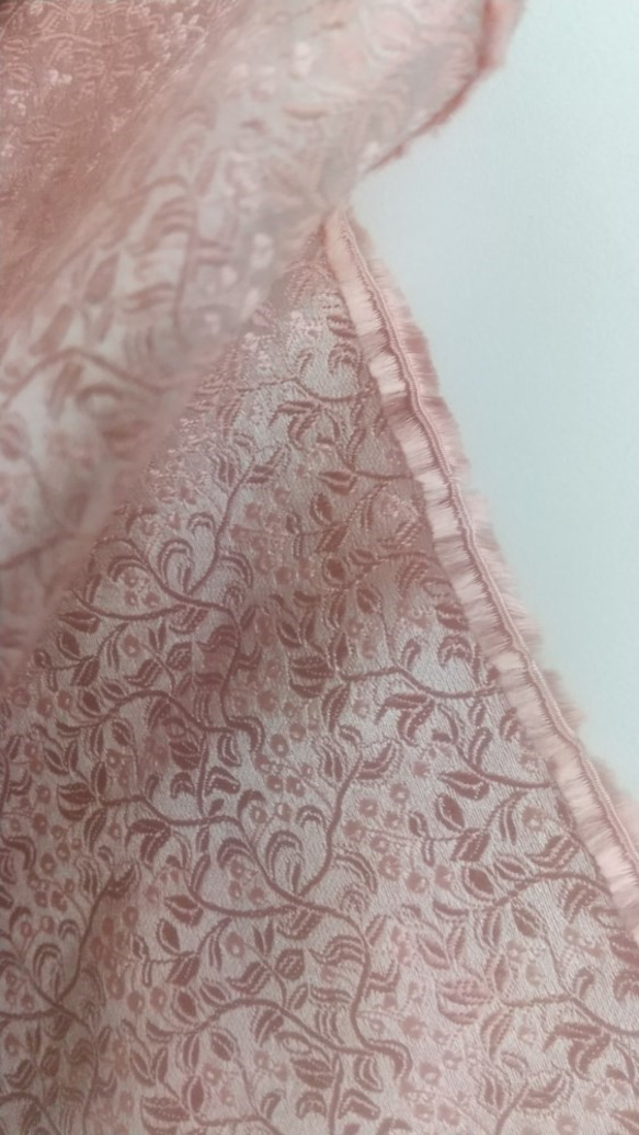 シルク生地　ベリー柄(ピンク）ジャガード織 1枚目の画像
